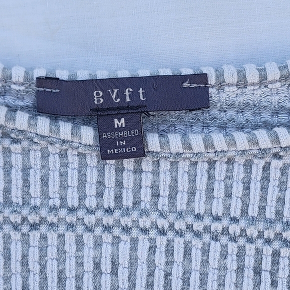 Super soft and comfortable side button short sleeve by gyft. Size medium - Picture 3 of 8